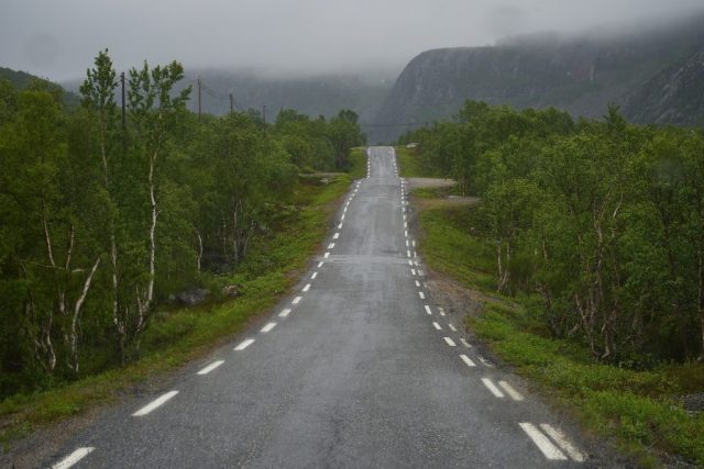 Auf der Fv8860 in Richtung Grense Jakobselv