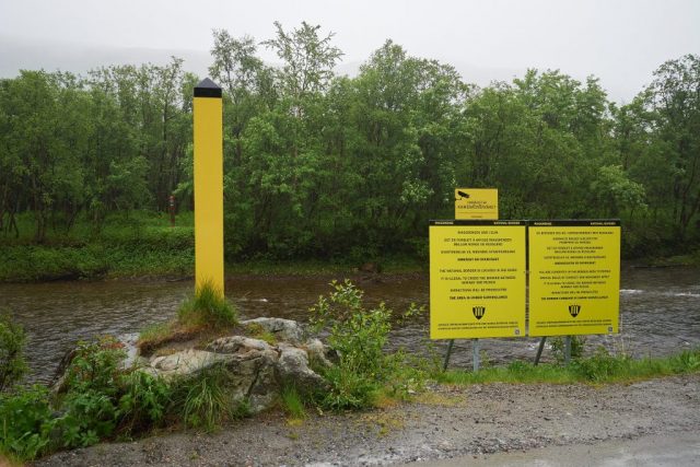 Im Fluss verläuft die Grenze zu Russland