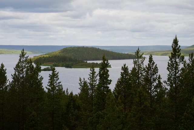 Blick auf die Insel (Ostrov) Chevessuolo im Oblast Murmansk (Russland)