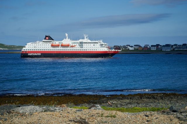 Einfahrt der Polarlys (Nordlicht) in den Hafen von Vardø