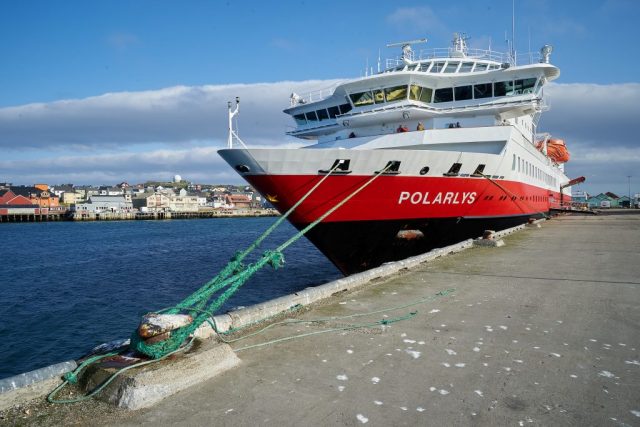 Die Polarlys vor Anker in Vardø